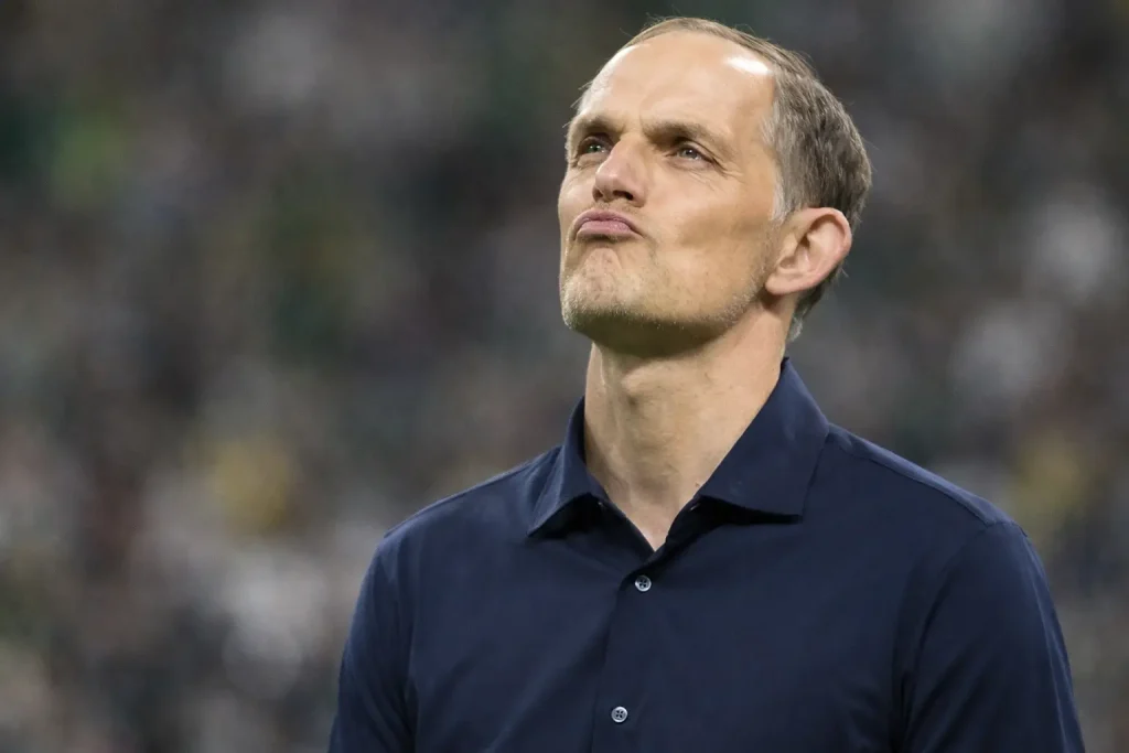 Anglia vitatott döntést hoz Thomas Tuchel ügyében a heves kritikák ellenére