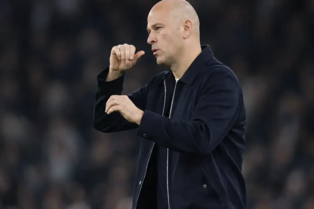 Arne Slot – Elbocsátott Liverpool-edző magabiztos búcsúja a szurkolóknak