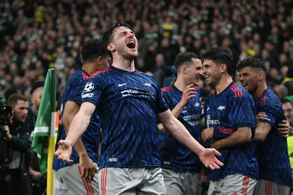 Arsenal Premier League-győzelmének ünneplése győzelmi felvonulással a nagy európai meccs előtt