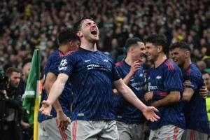 Arsenal Premier League-győzelmének ünneplése győzelmi felvonulással a nagy európai meccs előtt