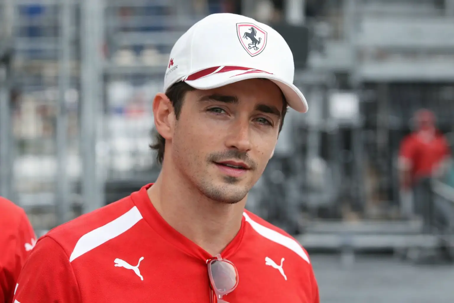 Charles Leclerc nyerte a Brit Nagydíjat, miközben Max Verstappen balesete késői Silverstone-i káoszt okozott