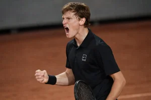 French Open: Jannik Sinner és Clement Tabur – esélyek, forma, egymás elleni mérleg