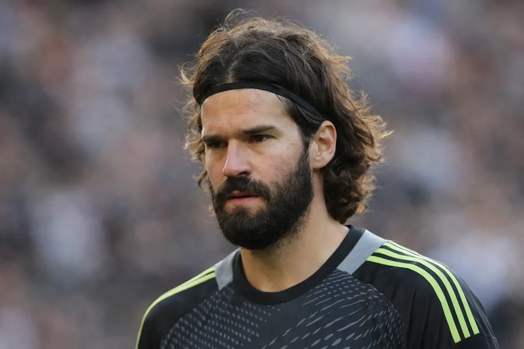 Liverpool átigazolási hírek – Alisson döntése és Arne Slot vezetői válsága