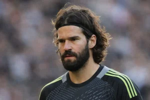 Liverpool átigazolási hírek – Alisson döntése és Arne Slot vezetői válsága