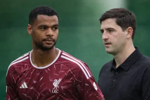 Liverpool átigazolási hírek – Iraola világosan kérte Cody Gakpót a Tottenham 70 milliós ajánlata után