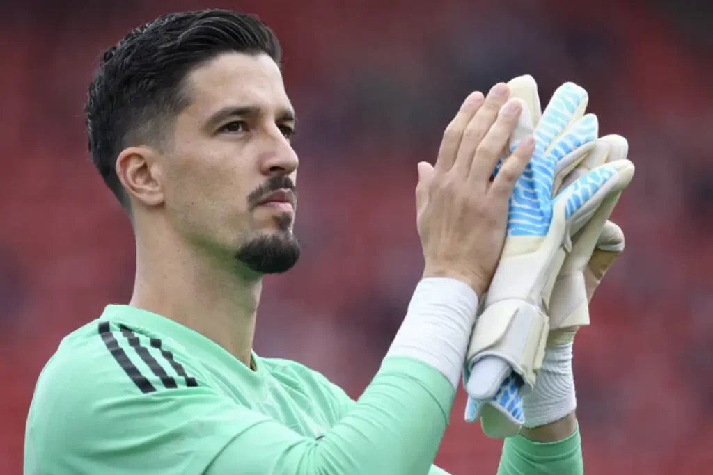 Man United átigazolási hírek – Altay Bayindir jövője eldőlt a 28 éves kapusnál