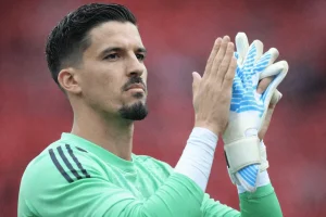 Man United átigazolási hírek – Altay Bayindir kedvence előtérbe kerül, miközben kapusként távozhat