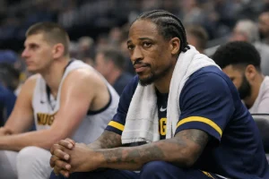 Nuggets Peyton Watsont DeMar DeRozannal váltja fel