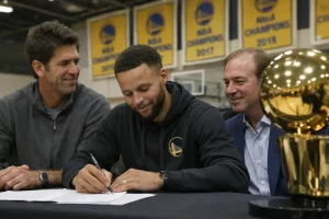 Stephen Curry hosszabbít a Golden State Warriorsnál