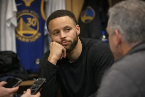 Stephen Curry ritka döntést fontolgat a Warriors szerződéshosszabbításánál