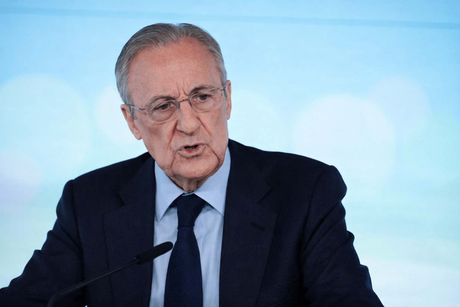 Florentino Perez, a Real Madrid elnöke választásokat sürget, a médiát támadja és tagadja a betegségét egy bizarr sajtótájékoztatón