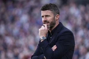 VAR-hangfelvétel a Michael Carrick által vezetett MU vitatott büntetőhelyzetéről Bassey kézérintése miatt