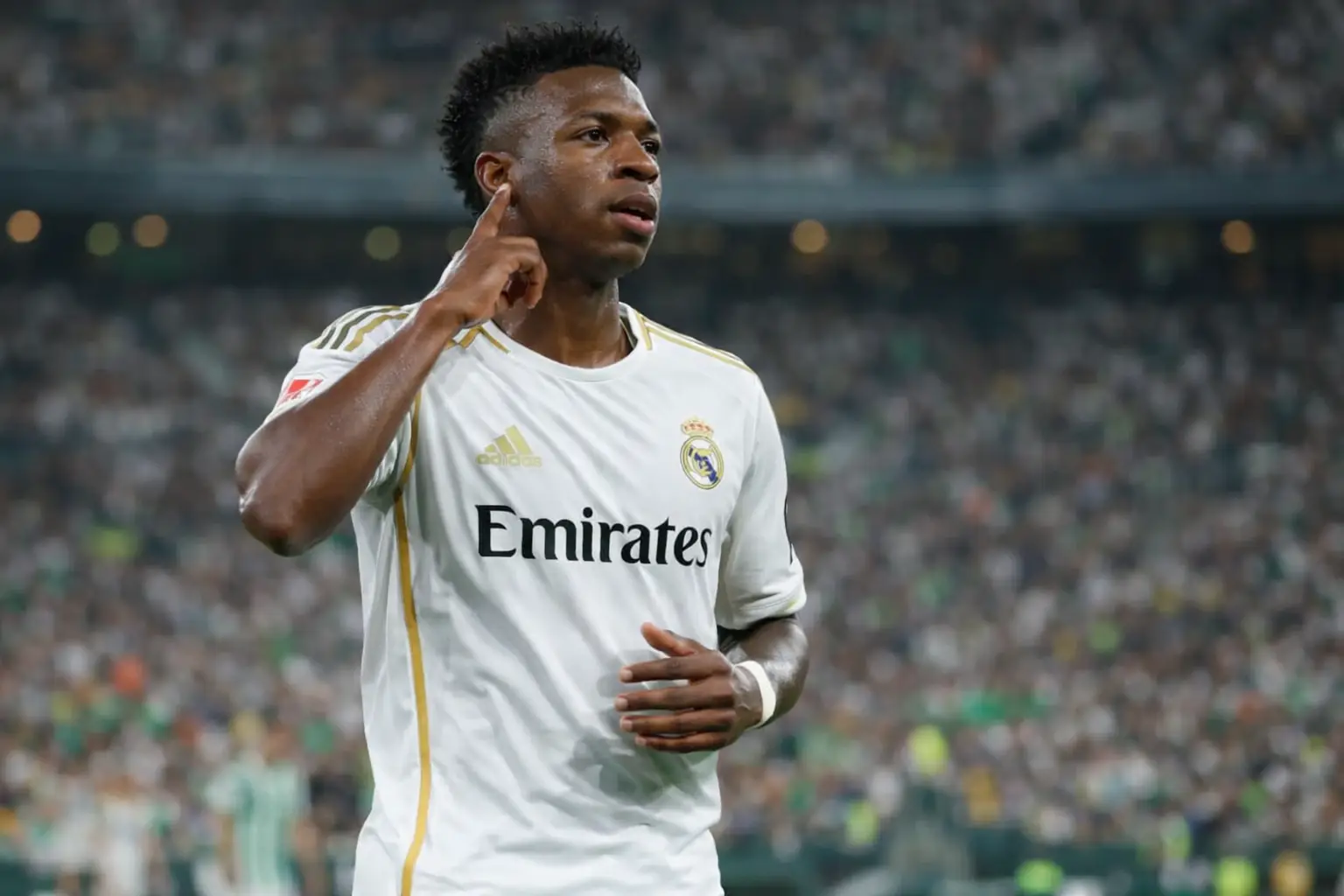 Vinicius Junior az Arsenalhoz? – A Real Madrid kulcsfontosságú tárgyalásokra készül a szélső szerződéséről