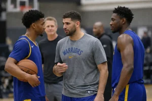 Warriors késői igazolásokkal alakítják keretüket óvatosan